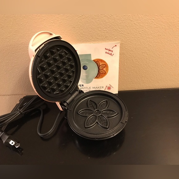 Dash Flower Mini Waffle Maker. NIB - Picture 2 of 2